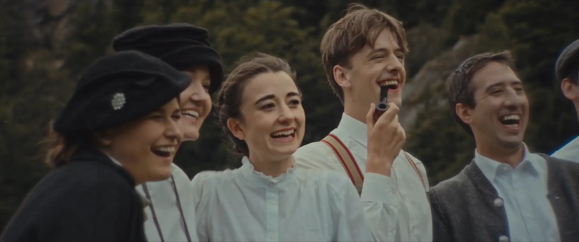 Eine Szene aus dem Film Frassati: lachende Freunde in einer herzlichen Begegnung