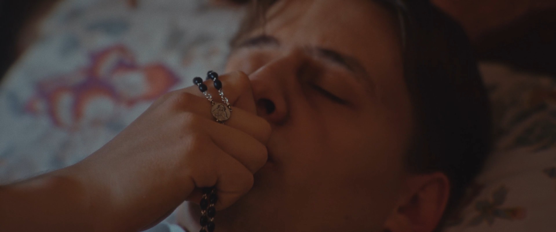 Pier Giorgio küsst im Gebet einen Rosenkranz – eine Szene aus dem Film Pier Giorgio Frassati